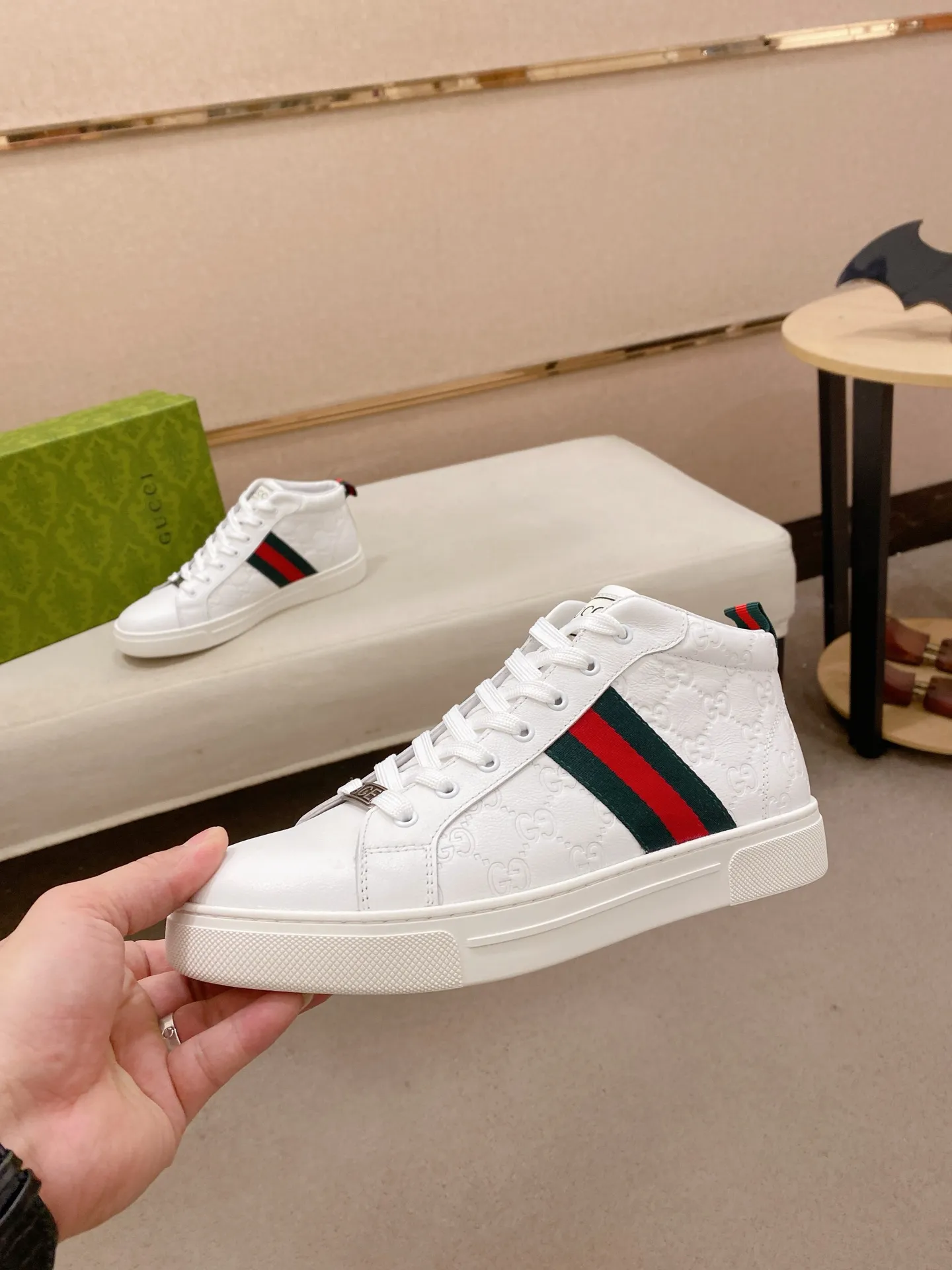 Factory price: 480💰 (GUCCI) The latest model from the official website 🎁🎁Casual and fashionable men's shoes👟, hot style 💥The version is simple and elegant, exclusive for trendy men. Unique official website latest brand elements 👑Gucci original decoration, fashionable and generous, the fabric is original cowhide ✅sheepskin lining, the official website specifies wear-resistant casual outsole, the classic model is taken in kind at the counter🎬38-44 (45 is not returned or exchanged)